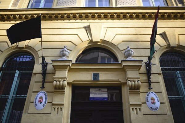 Čierny vlajky na budove Gymnázia Pála Szinyei Merseho