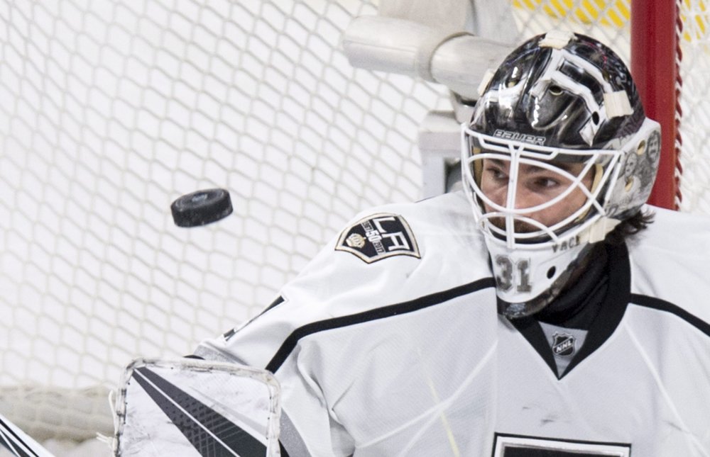 10. november 2016. Brankár Los Angeles Kings Slovák Peter Budaj sleduje puk v zápase zámorskej hokejovej NHL Montreal Canadiens - Los Angeles Kings v kanadskom meste Montreal.