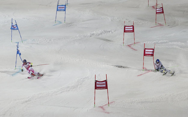 Finálová jazda - vľavo Mikaela Shiffrinová a vpravo Veronika Velez-Zuzulová.