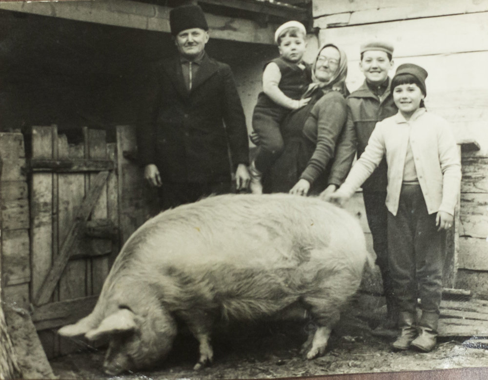 Ondrejov pradedo Michal s rodinou na dolnej zemi.