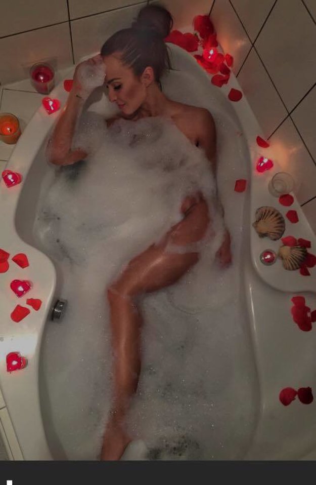 Zmyselný kúpeľ. Lucia Mokráňová známa najmä z reality šou Farma na Valentína takto potešila svojich fanúšikov. Zmyselná póza vo vani plnej peny nedala spávať najmä pánom. Sexica, ktorá nemá problém aj s pikantnejšími fotografiami jednoducho vie ako zaujať. (zdroj: facebook)