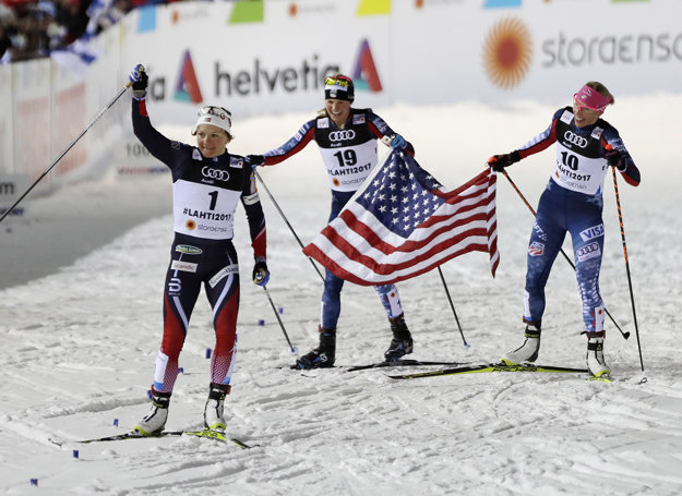Maiken Caspersen Fallová (v popredí) a Američanky Jessica Digginsová (v strede) a Kikkan Randallová.