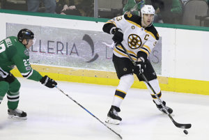 Zdeno Chára (vpravo) sa jednou prihrávkou podieľal na víťazstve Bostonu Bruins v Dallase.