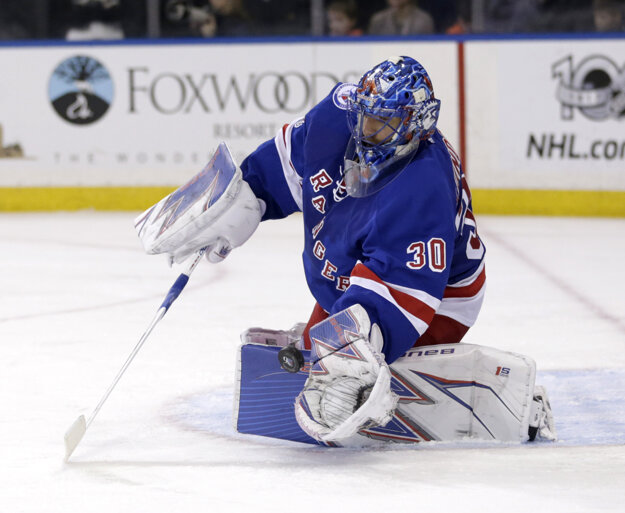 Brankár New Yorku Rangers Henrik Lundqvist chytá puk.