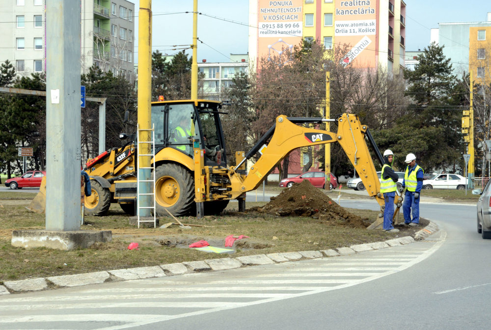 Kruhový objazd na Moldavskej. V tomto úseku sa pracuje dopredu na stĺpoch nového trakčného vedenia. Podľa harmonogramu sa má samotný „kruháč“ začať rekonštruovať presne o rok (od marca 2018). To isté sa robí aj na Triede SNP, pri amfiteátri už nové stĺpy aj stoja. Na tieto časti diela však majú nastúpiť robotníci a mechanizmy už v júni tohto roku.