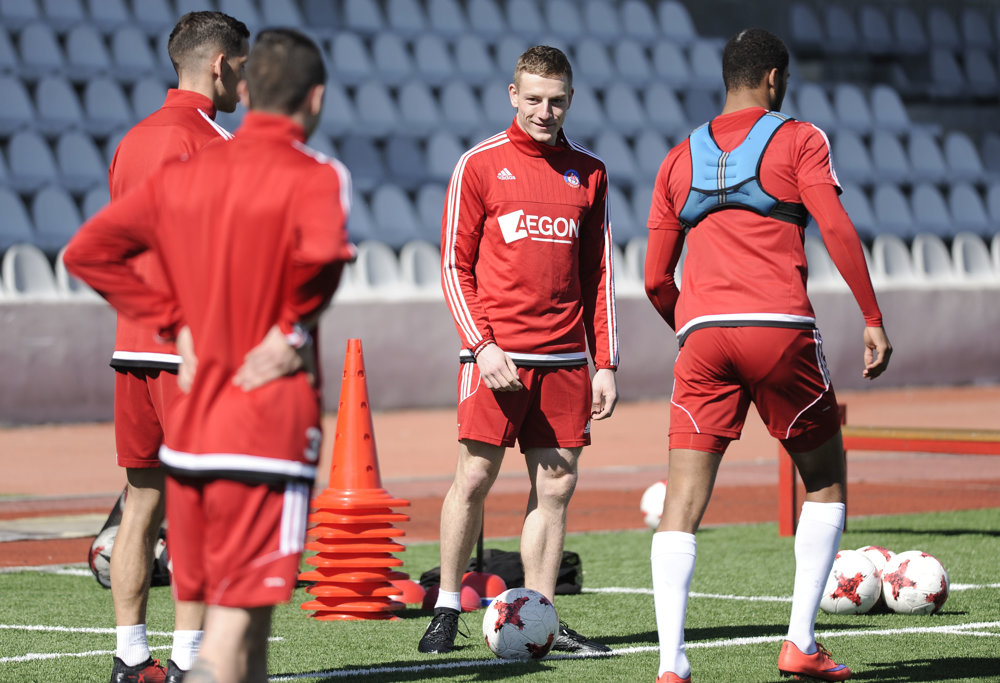 Ján Volko (uprostred) počas spoločného tréningu s futbalistami AS Trenčín.