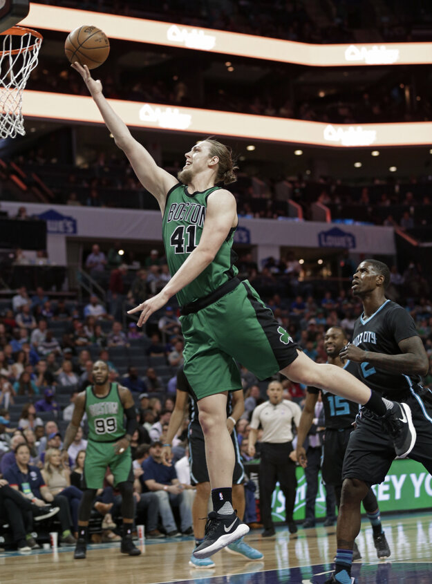 Na kôš zakončuje Kelly Olynyk z Bostonu.