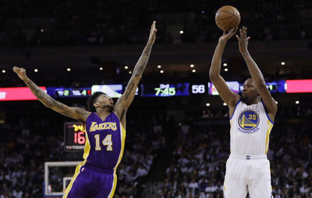 Kevin Durant (vpravo) zakončuje cez Brandona Ingrama.