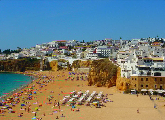 Turistickým centrom Algarve je Albufeira. (zdroj: flickr.com/Jose A.)