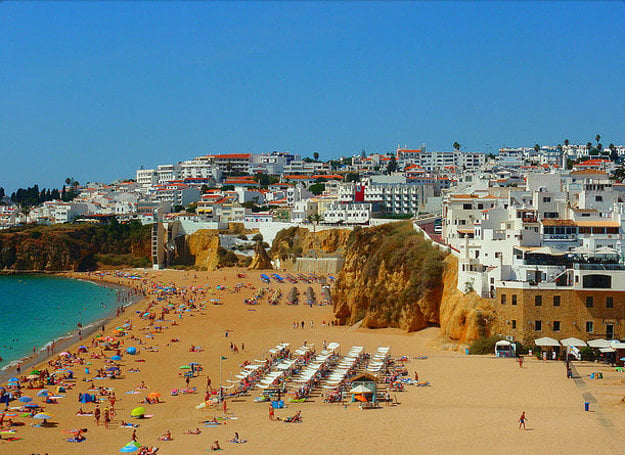 Turistickým centrom Algarve je Albufeira.