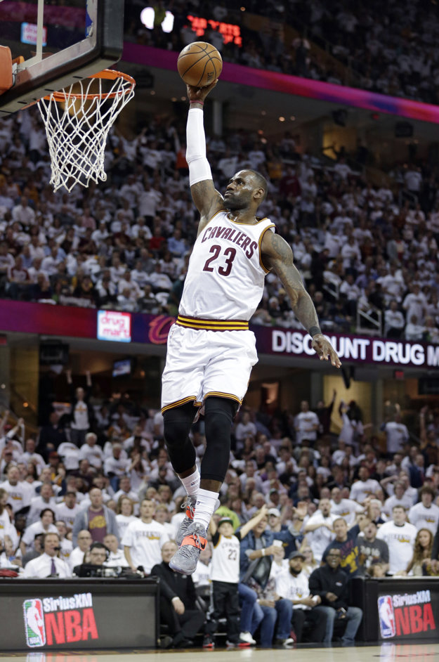 LeBron James zakončuje na kôš v zápase proti Indiane.