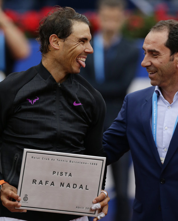 Rafael Nadal (vľavo) dostal od bývalého tenistu Alberta Costu plaketu, ktorá symbolizuje premenovanie centrálneho kurtu práve po Nadalovi.