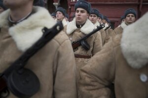 V historických uniformách.