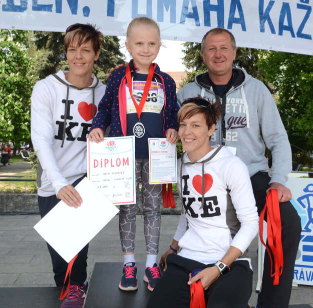 Stretnutie hviezd. Minulej – Igora Kováča, súčasných – Jany a Dany Velďákovej a budúcej – Nelky Kucákovej.