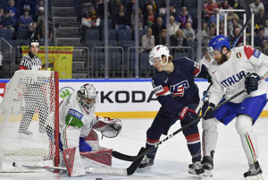 Dylan Larkin (uprostred) sa v USA učí aj od slovenských hviezd.