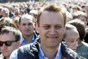 Ruský opozičný líder Alexej Navaľnyj sa účastní protestu proti plánovanej rozsiahlej demolácii panelákov z čias Sovietskeho zväzu v Moskve 14.mája 2017. 