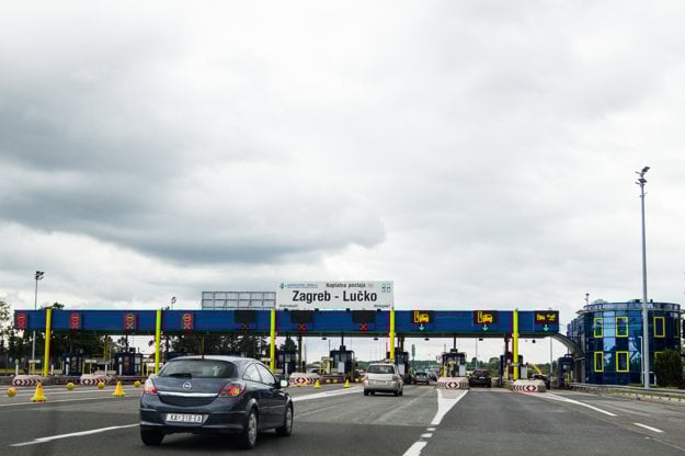 Keď prichádzate k mýtnej bráne, vyberajte si pruh, kde sa platí výhradne kartou. ENC označuje chorvátsky systém elektronického mýta, ktorý môžu po zakúpení paubnej jednotky využívať aj osobné autá.