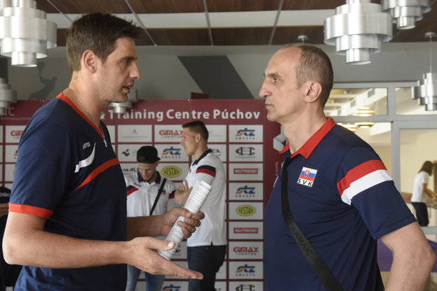 Miroslav Palgut (vpravo) už nie je trénerom volejbalovej reprezentácie mužov. Strieda ho Andrej Kravárik.