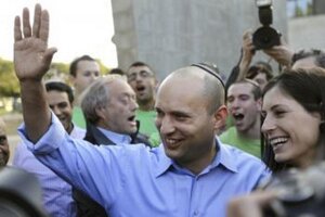 Líder izraelskej Židovskej strany domova Naftali Bennett máva svojím stúpencom.