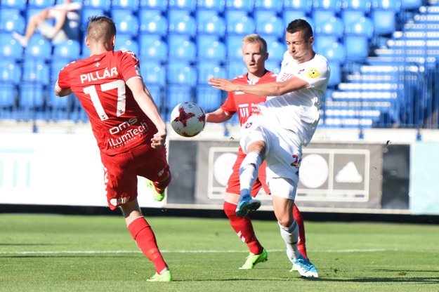 Na snímke vľavo hráč FK Senica Róbert Pillár a hráč FC Spartak Ivan Schranz.