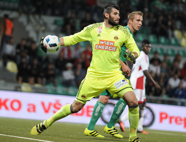 Ján Novota pôsobil v uplynulých sezónach v drese Rapidu Viedeň.