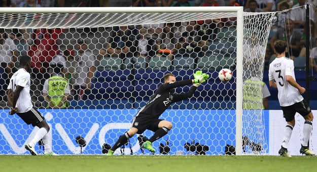 Brankár Nemecka Marc-André ter Stegen zasahuje pri jednej zo šancí Mexičanov.