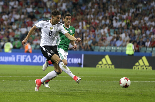 Leon Goretzka (vľavo) strieľa svoj druhý gól v zápase.