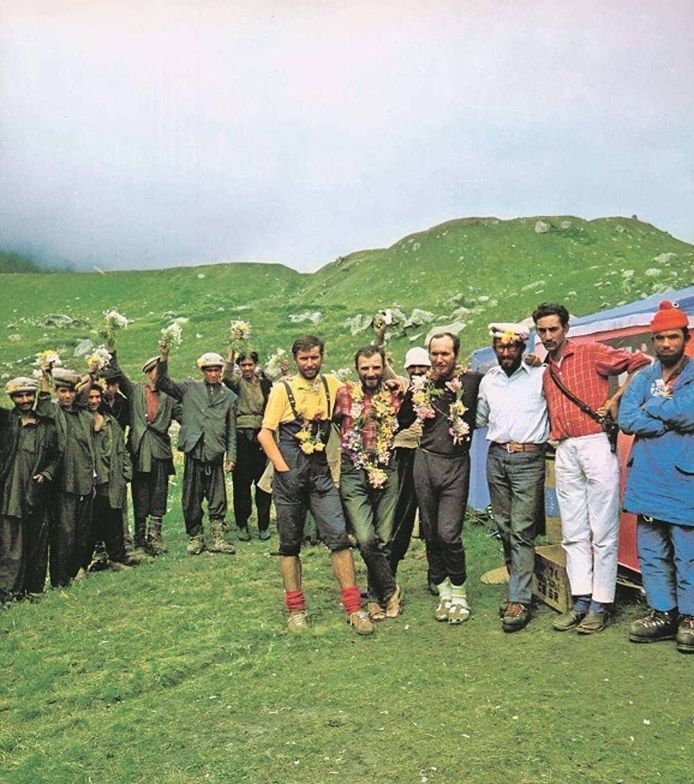 Ivan Fiala a Michal Orolin dosiahli v roku 1971 vrchol Nanga Parbat. Takto sa tešili po zostupe. Za nimi šéf výpravy Ivan Gálfy.
