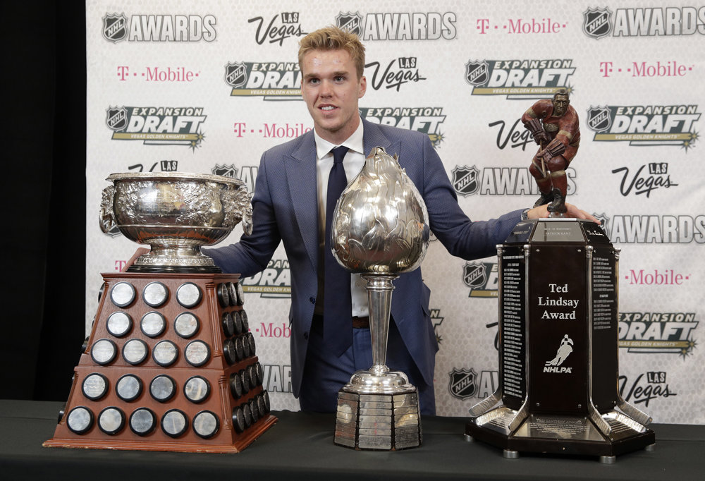 Connor McDavid už v mladom veku zbiera individuálne trofeje.