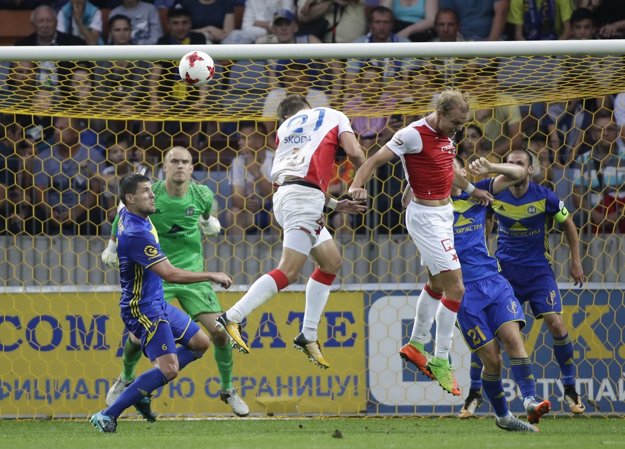 Milan Škoda strieľa gól, vďaka ktorému Slavia postúpila do štvrtého predkola Ligy majstrov.