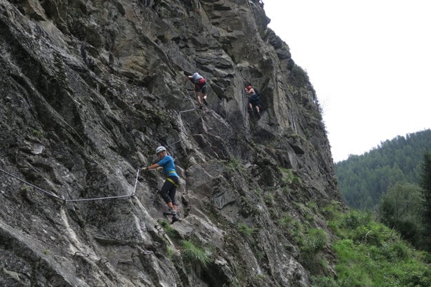 Pomaly stúpame vyššie. Klettersteig je krásne exponovaná s nádhernými výhľadmi do doliny..