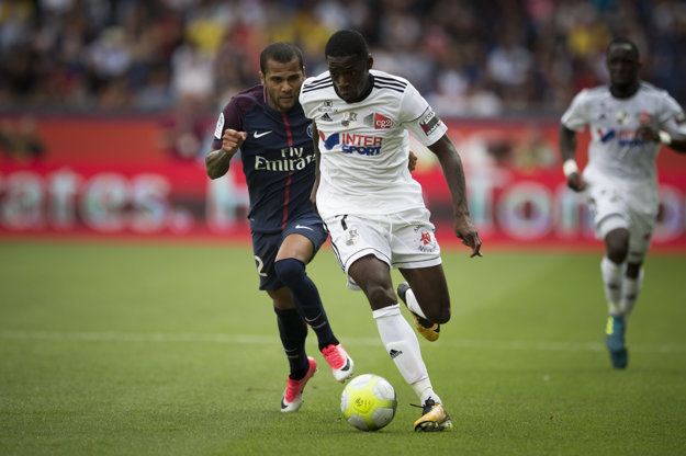 Dani Alves (vľavo) absolvoval ligový debut v drese PSG.