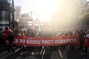 Na transparente svieti heslo "Krok po kroku proti korupcii".
