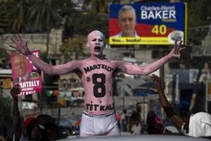 Zabávač a hudobník Martelly, ktorý chce byť prezidentom, pritiahol na predvolebné mítingy nečakane veľa ľudí. Na snímke je jeden z jeho fanúšikov.