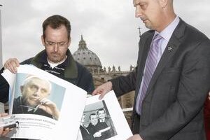 Plagát vyzývajúci na zatknutie reverenda Murphyho vytvorili obete, ktoré sexuálne zneužíval. Prípad pedofilného kňaza sa dostal po desaťročiach späť do Vatikánu.  Demonštranti  vo štvrtok vysvetľovali ľuďom úlohu pápeža, ktorý reverenda nepotrestal.