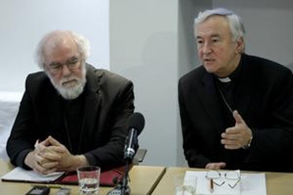 Anglikánsky arcibiskup z Canterbury Rowan Williams (vľavo) spolu s katolíckym arcibiskupom Vincentom Nicholsom označili krok Vatikánu za výsledok dlhého spoločného dialógu.