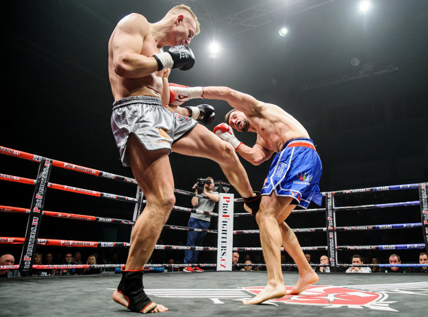 Na snímke z roku 2016 Martin Pacas (vľavo) bojuje počas Nitrianskej noci bojovníkov a opasok majstra Európy federácie WKN s Giorgosom Mavrogiannisom.