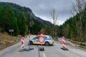 Policajné auto blokuje vstup do Vrátnej doliny.