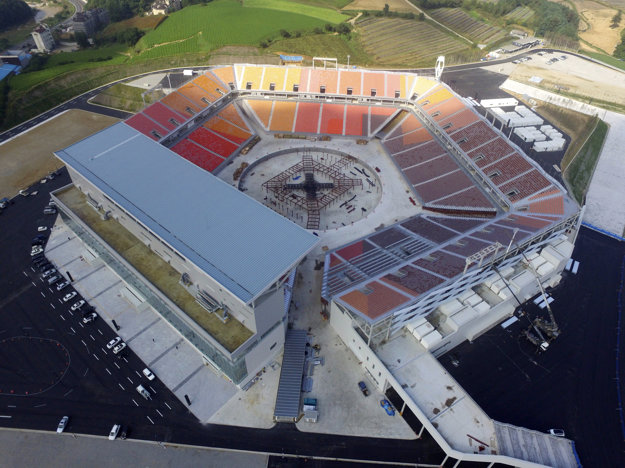 Na snímke pohľad na Olympijský štadión počas príprav v juhokórejskom Pjongčangu.