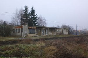 Zastávku v Staškove – Nižnom konci sa rozhodli ŽSR zbúrať. Zgrupovali sa tam vandali a bezdomovci.