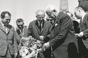 Vysokopostavení funkcionári komunistickej strany mali podobné výhody ako ich sovietske náprotivky.