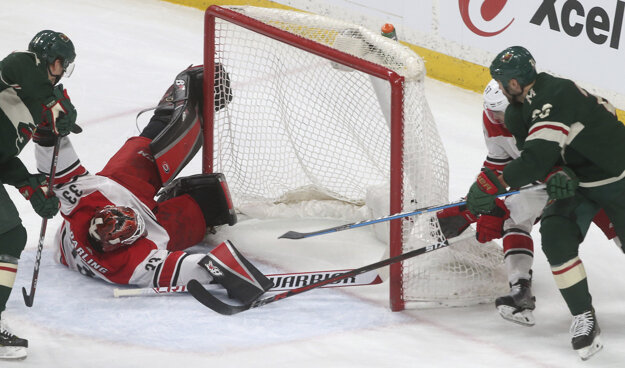 Brankár Scott Darling (Carolina) predvádzal všemožné zákroky.