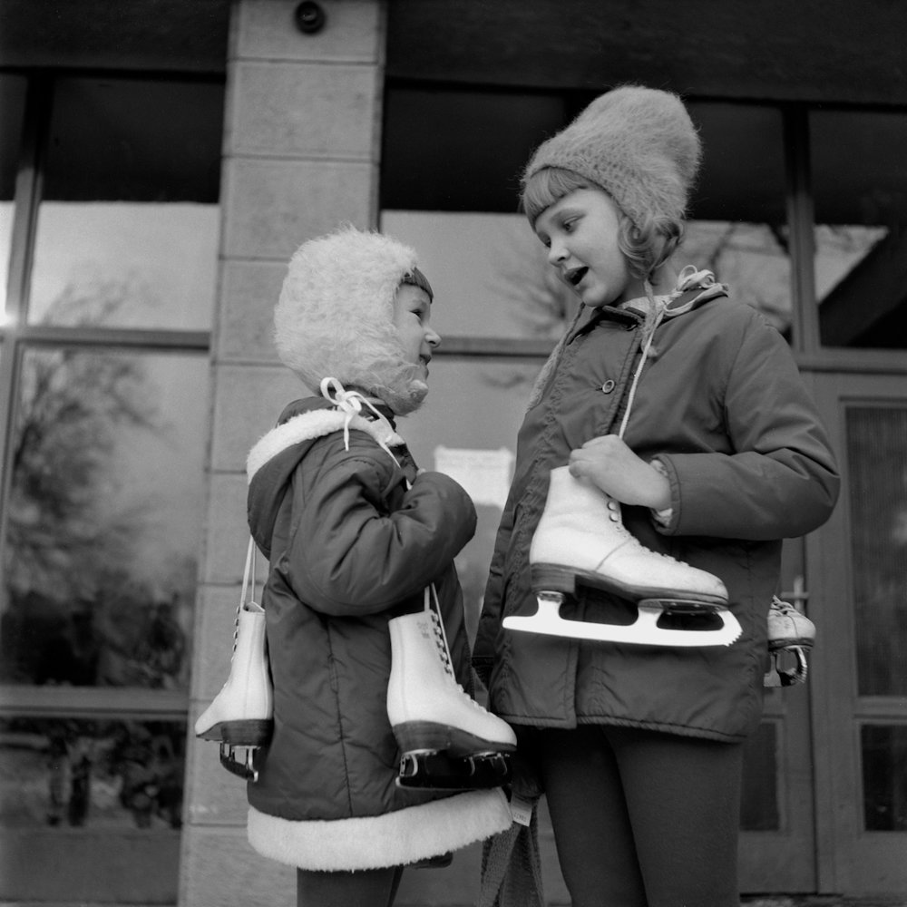 Na archívnej snímke z 2. januára 1971 deti na klzisku. Na kziskách bolo rušno najmä počas zimných prázdnin.