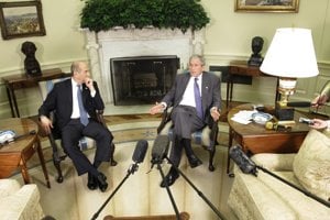 Bushovo mlčanie si v roku 2007 Olmert (vľavo) vyložil ako súhlas s útokom.