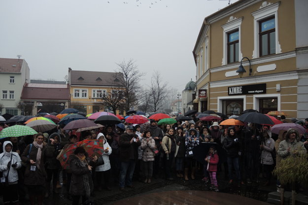 Živá reťaz učiteľov v Trenčíne.