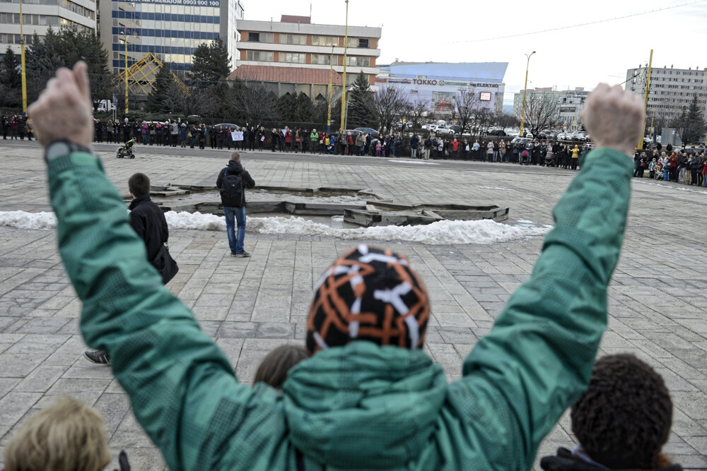 Živá reťaz na podporu učiteľov v Košiciach.