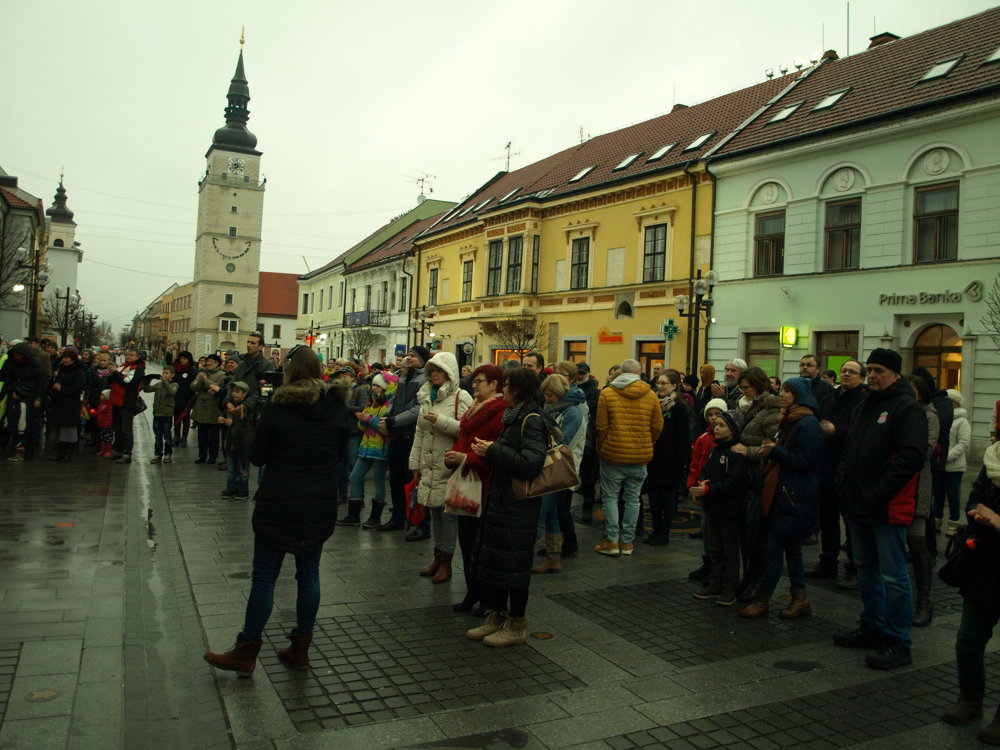 Živá reťaz na podporu učiteľov v Trnave.