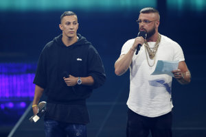 Dvojica raperov Kollegah a Farid Bang vyhrali cenu Echo a potom prispeli k jej zrušeniu.