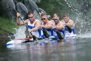 Slovenský štvorkajak v zložení Erik Vlček, Csaba Zalka, Juraj Tarr, Tibor Linka.