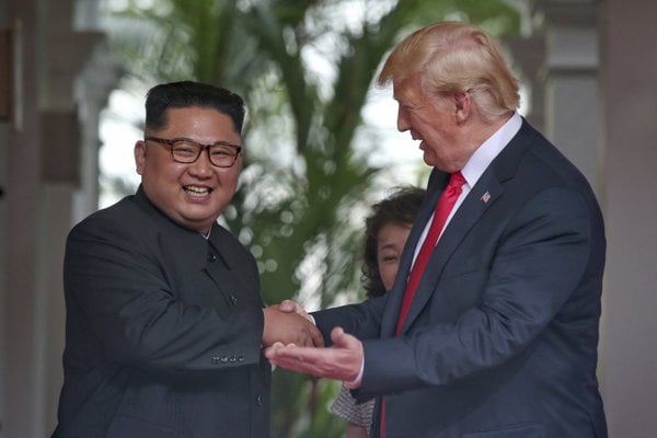 Severná Kórea naďalej predstavuje mimoriadne riziko, vyhlásil Trump